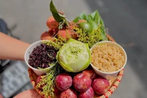 Nhộn nhịp chợ Tết Đoan Ngọ ở Hà Nội, giá tăng mạnh, có mâm cúng làm sẵn lên đến 1 triệu đồng