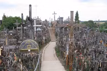 Bí mật lạnh người bên trong ngọn đồi treo đầy thánh giá 