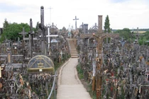 Bí mật lạnh người bên trong ngọn đồi treo đầy thánh giá 