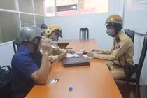 Đi ăn cưới cháu, ông dính nồng độ cồn