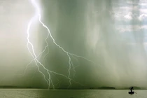 Tia sét trên biển Hạ Long lọt top ảnh thời tiết ấn tượng nhất thế giới