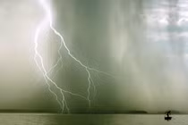 Tia sét trên biển Hạ Long lọt top ảnh thời tiết ấn tượng nhất thế giới