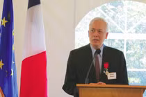 GS. Trịnh Xuân Thuận, người viết khoa học vũ trụ bằng văn chương