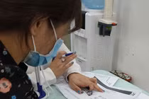 Vợ chồng trẻ than trời, chật vật vì khoản phí bảo hiểm nhân thọ