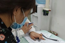 Vợ chồng trẻ than trời, chật vật vì khoản phí bảo hiểm nhân thọ