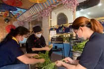 Tấm biển 'Hàng tặng shipper, không bán' ấm lòng ở TP.HCM