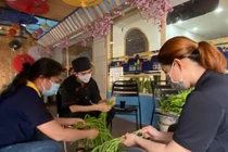 Tấm biển 'Hàng tặng shipper, không bán' ấm lòng ở TP.HCM