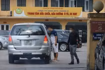 Làm rõ các đối tượng 'cò mồi' gây náo loạn tại điểm đăng ký xe trên phố Ngọc Hồi