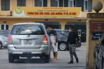 Làm rõ các đối tượng 'cò mồi' gây náo loạn tại điểm đăng ký xe trên phố Ngọc Hồi