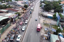 Nhiều người rời TPHCM về quê trước giờ giãn cách