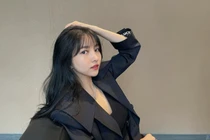 Nữ ca sĩ có đôi chân dài hơn 1 m