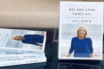 Hồi ký “Nơi ánh sáng chiếu soi”: Hé lộ chuyện tình của đệ nhất phu nhân Mỹ