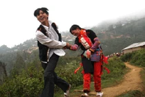 Giải mã tục cưới xin độc nhất VN: Ngủ thăm, "vỗ mông" kén vợ 