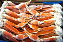 Chân cua tuyết đầy chợ giá siêu rẻ, cửa hàng bán ngày vài tạ