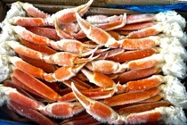 Chân cua tuyết đầy chợ giá siêu rẻ, cửa hàng bán ngày vài tạ