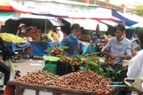 Tiểu thương, hàng ăn vẫn vô tư... không khẩu trang giữa dịch COVID-19