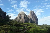 Chinh phục hòn Vọng Phu, tim đập chân run vì sóng núi dựng đứng 