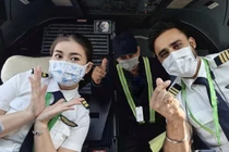 Nữ phi công hướng dẫn làm đẹp da khi đeo khẩu trang