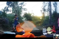 Video:Người đàn ông chặn đầu ô tô, dùng súng dọa bắn tài xế