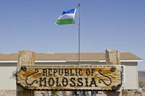 Kỳ lạ quốc gia tí hon: Chỉ 33 công dân, gồm cả... chó mèo 