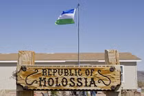 Kỳ lạ quốc gia tí hon: Chỉ 33 công dân, gồm cả... chó mèo 