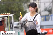 Những hotgirl bán đồ ăn vỉa hè làm dân mạng mê mệt