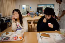 Ảnh gây tò mò về bé gái “nhập trại” chữa béo phì