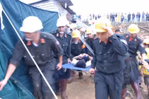 Dân mạng rơi nước mắt khi nạn nhân sập hầm được cứu