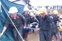Dân mạng rơi nước mắt khi nạn nhân sập hầm được cứu