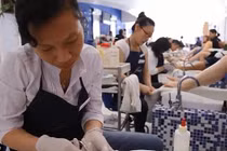 Thảm cảnh bệnh tật đe dọa người Việt làm móng ở Mỹ