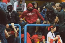 Vụ đánh CĐV Việt Nam được hooligan Malaysia chuẩn bị trước?