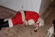 Ảnh ông già Noel say bí tỉ hài khó đỡ