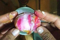 Sự thật về trứng gà giả nhiễm HIV tràn vào từ Trung Quốc 