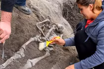 Phát hiện mộ "ma cà rồng" bị đóng cọc ở ngực