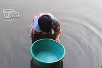 Cậu bé học giỏi đi làm thuê nuôi mẹ chạy thận