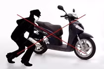 Kẻ trộm lao thẳng xe vào công an, đâm bất tỉnh