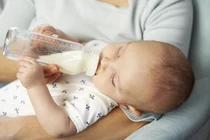 Bé 2 tháng tuổi, mẹ ít sữa, nên dùng sữa công thức nào?