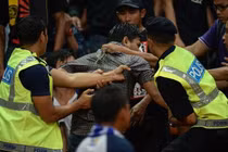 Báo quốc tế đồng loạt đưa tin vụ CĐV Malaysia đánh người