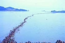 Chuyện thật như bịa: Mặt biển tách đôi mỗi năm một lần