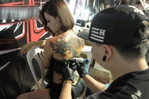 Cựu giảng viên ĐH Hải Phòng tự tay xăm kín lưng vợ