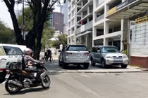 Ảnh: Xe ngoại giao, biển xanh “tái chiếm” vỉa hè quận 1