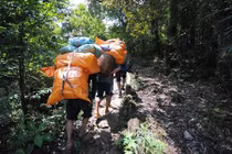 Suốt đêm cứu 20 thanh niên leo núi bị lạc 