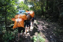 Suốt đêm cứu 20 thanh niên leo núi bị lạc 