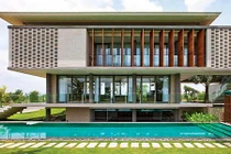 Lam chắn nắng ấn tượng cho nhà hướng Tây nóng khủng khiếp