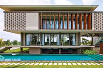 Lam chắn nắng ấn tượng cho nhà hướng Tây nóng khủng khiếp