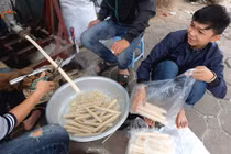 Người Hà Nội trở về tuổi thơ với bỏng nổ vỉa hè ngày lạnh