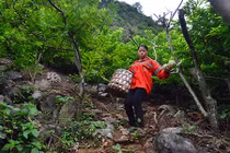 Khiếp cảnh sơn nữ đu mình nơi vách đá hái na