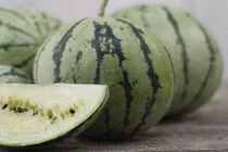 Khách Hà Nội lùng dưa hấu ruột trắng giá chát 