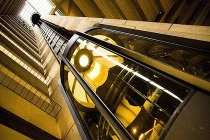 Thang máy rơi... làm gì để sống sót?