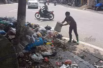 Kinh hoàng: Rác ngập thị xã Sơn Tây, tràn đến cửa trụ sở phường